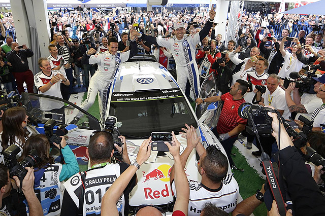 福斯廠隊去年奪得WRC世界冠軍的Sébastien Ogier（賽車右側戴帽者），今年依舊獨領風騷，上半賽季的7個賽站即包辦其中5個分站的冠軍，若無意外本賽季的車手總冠軍似乎也十拿九穩。
