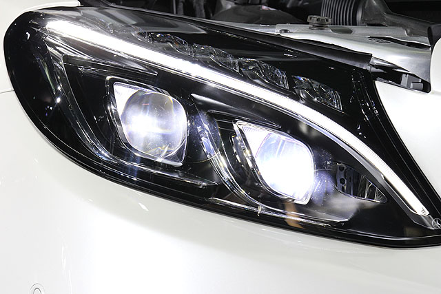 LED 智慧型頭燈可預先照亮車輛將至的彎角，提供更好的照明效果。