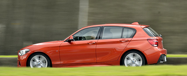 125i M Sport的0～100公里／時加速僅需6.2秒，比Golf GTI還略快0.3秒，而FR後驅車特有的操控優勢，以及接近50：50的理想車身配重，開起來遠比一般前驅性能鋼砲更靈活刁鑽。