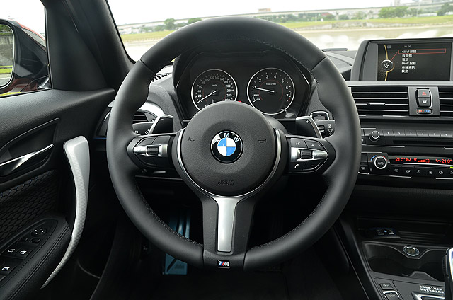 代表 M Performance 精神的藍色飾條與車縫線，將整個車艙烘托得戰鬥氣息十足。