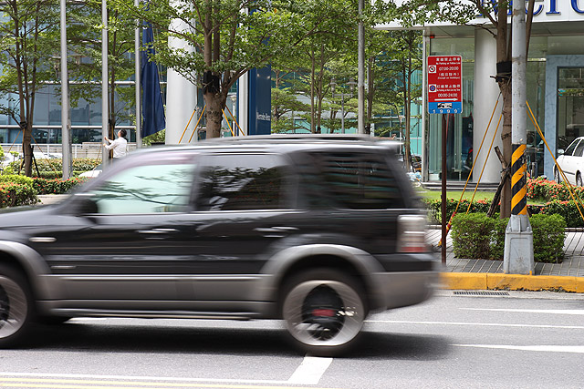 這種停車告示牌相信大家都看過，但不是人人都視力1.5，行駛中要看清楚更是難上加難。(記者／張慶輝攝)