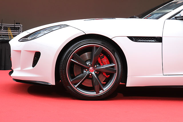 F-TYPE R Coupé的卡鉗也是專屬的紅色塗裝，前380mm後376mm的煞車系統讓F-TYPE R Coupé跑得快也停得下來。
