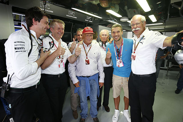 戴姆勒董事長Zetsche(圖右白髮者)公開表示，將不會改變與舒馬赫的合約。