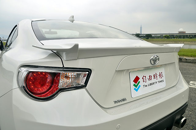 無論手排或自排，只要是2015年式的86，車頂都改為鯊魚鰭天線。