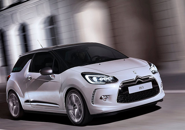 小改款的Citroën DS3車頭換上嶄新的LED+HID頭燈組，不僅有更好的照明效果，同時也更省電，在外觀視覺上則增添了些許科技時尚感。
