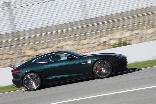 F-Type R由靜止加速至時速百公里僅需4.2秒，油門一拜的衝刺快感相當過癮，極速則可直上300公里／時。
