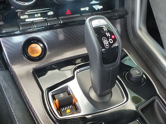 F-Type的Quickshift 8速手自排系統，一改目前Jaguar車系慣用的旋鈕式JaguarDrive Selector 排檔設計，採取更能凸顯跑車駕馭風格的SportShift排檔桿設計，當然也少不了動態模式選擇鍵（排檔桿左方）與按鈕啟動／熄火裝置等先進設備。