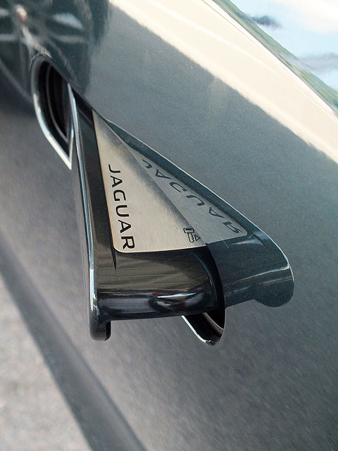 本車另一個獨特的設計就是其可伸縮的車門把手，上面印有Jaguar字樣，當乘員坐進車內、關上車門，車輛開始移動就會自動縮回，以保持車門空氣力學上的平滑。