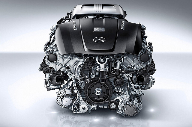 日前賓士進一步公布了Mercedes-AMG GT的引擎動力規格，將搭載圖中這具採乾式油底殼設計的4.0升V8雙渦輪增壓引擎，在6,250轉時可輸出510匹最大馬力，並在1,750～4,750轉間產生一段峰值達66.3公斤米的扭力高原，帳面數據與上文的Jaguar F-Type R和保時捷911 Turbo等跑車相去不遠。