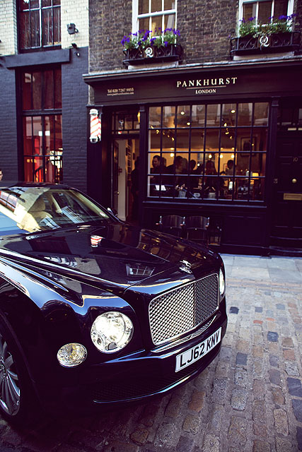 位於倫敦Soho區的Pankhurst理容店是Bentley Lifestyle配合的店家，店內裝潢陳設充滿濃厚的英倫男性時尚風格，也包括在這趟試駕之旅的一部分。