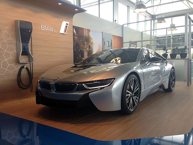 這台BMW i8 1:1全尺寸模型車，乍看之下與正常的i8並無不同，車前的日行車也會發光。
