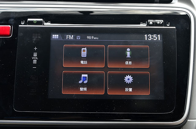VTi-S車上配置Display Audio觸控式先端通訊音響系統，具有類似平板電腦的黑色全平面觸控面板，結合手機藍芽免持操作、i-MID行車電腦、智慧型手機APP連線操作等功能，並可外接HDMI及USB輸入，功能十分先進酷炫。