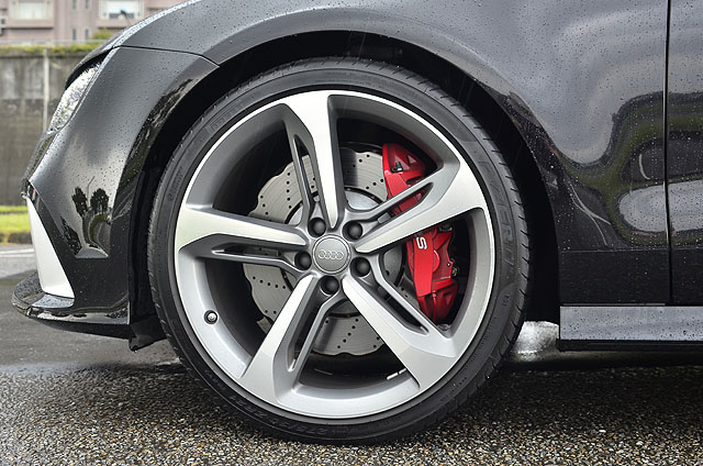 本車採用21吋鋁圈搭配275/30ZR21的Pirelli P Zero高性能跑車胎，裡面則為對向6活塞煞車卡鉗搭配浪花造型直徑390mm的打孔通風碟盤。