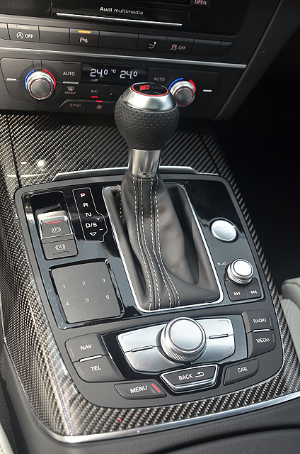 本車採用tiptronic 8速手自排系統，排檔系統左邊的是MMI touch觸控手寫板，後方則為MMI多媒體操控介面。
