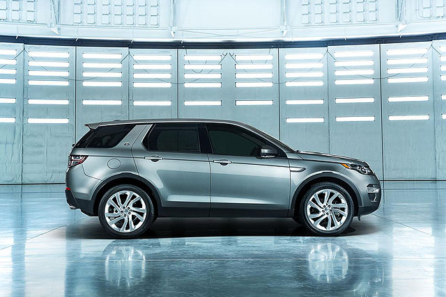 從側面可以看出，Discovery Sport的車高並不是特別高，看起來更像是都會型SUV。