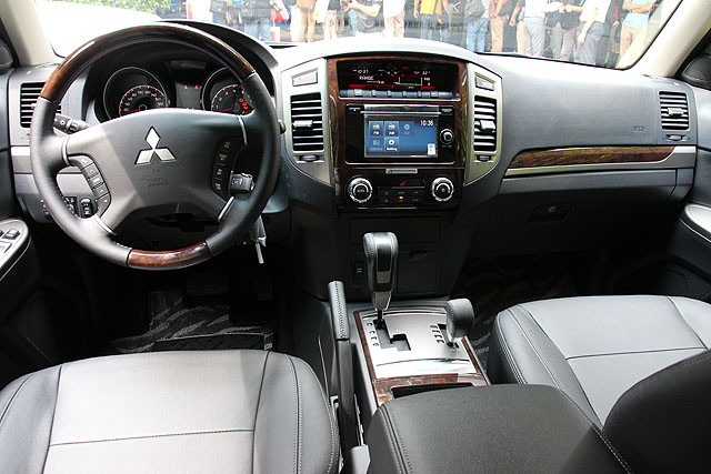 2015年式Pajero採用了Rockford Fosgate觸控式CD/MP3音響，車室隔音也有所強化。