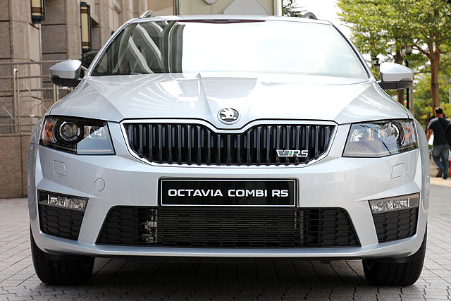 黑色水箱護罩與vRS銘牌、燻黑魚眼頭燈都是Octavia Combi vRS的專屬配備。
