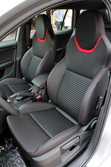 vRS專屬跑車化座椅是以Alcantara、真皮與布紋等多種材質混搭，不僅視覺效果極佳，也能提供良好的包覆性。