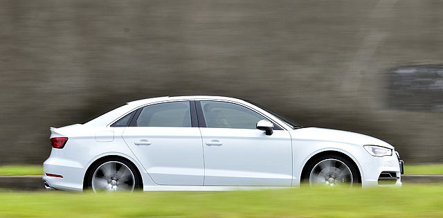 將Audi drive select車輛動態系統切至dynamic模式，瞬間整輛車操駕感立刻變得極為硬朗矯健；其0～100公里／時加速僅需4.9秒，要比配置2.5升水平對臥Turbo動力及6速手排變速箱的Subaru WRX STI還快上0.3秒。