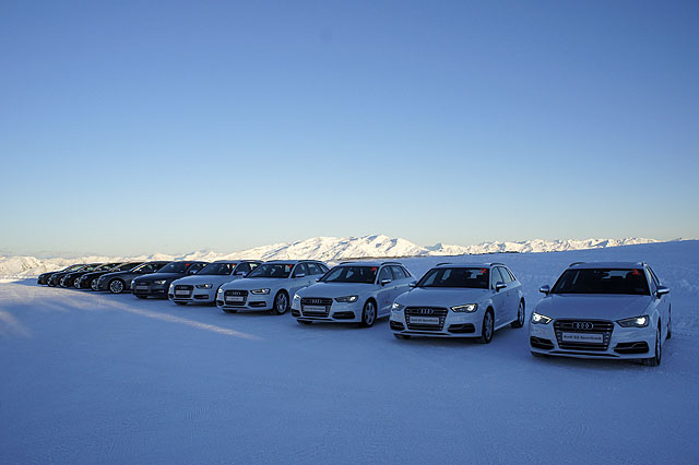 這次Audi ice experience現場安排的車輛包括了S3 Sportback、S4 Avant、S5 Sportback，以及動力更強勁的RS4 Avant與RS5 Coupé，所有性能勁車排成一列，在剛剛日出的雪地裡顯得十分肅殺壯闊。