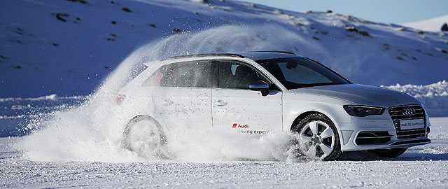 Audi S3 Sportback的quattro全時4輪驅動系統（採Haldex電子液壓式差速器）前後軸扭力分配特性，是當前軸發生打滑時，扭力才會分配到後軸，最極端的狀態下可達0：100的全後輪驅動模式。我們在一般正常道路行駛很難遇到這樣的狀況，但在雪地裡將ESC完全關閉的情況下，就會出現圖中這般前輪停轉，後輪打滑捲起大量雪花的畫面。