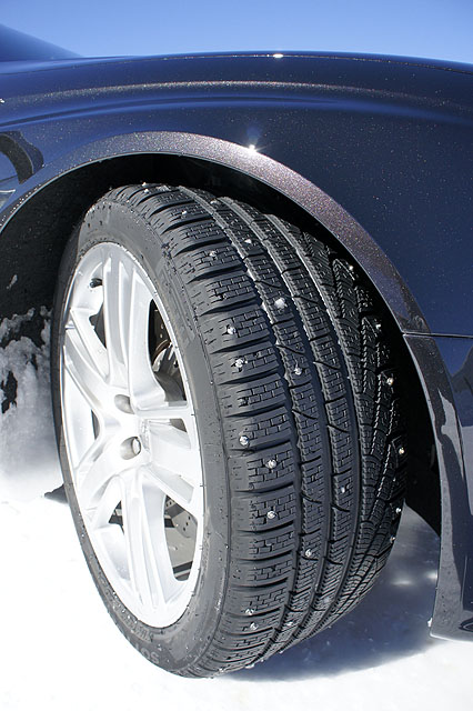 為了能讓車輛在雪地開得安全穩定，所有輪胎都換成Pirelli的WINTER SOTTOZERO系列雪地用胎，胎面上還加裝了雪釘。