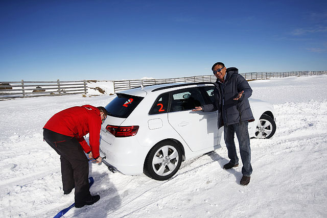 圖中這位媒體同業就是不慎將S3 Sportback衝出賽道，擱淺在賽道邊的積雪上進退不得，只好等待教練及現場工作人員來救援。