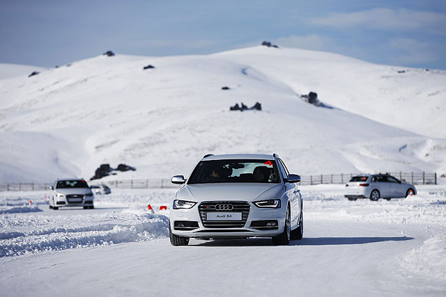 在稱為Mini Finland的冰雪賽道上，大家小心翼翼地駕駛著車輛，部分路段和彎道的冰面非常滑溜，稍微大意就會滑出賽道。