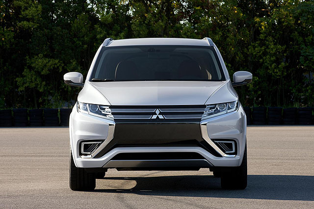 Outlander PHEV Concept-S的車頭造型上，融入了MITSUBISHI最新世代的X設計語彙，再加上多組導光條式的日行燈，顯現出科技質感。