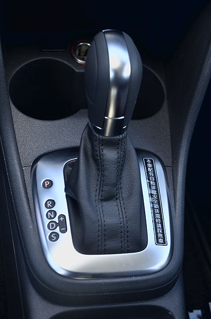 變速系統改採Tiptronic 6速手自排,相較於市場上價位相近的國產迷你車,仍具有檔位數上的實質優勢。
