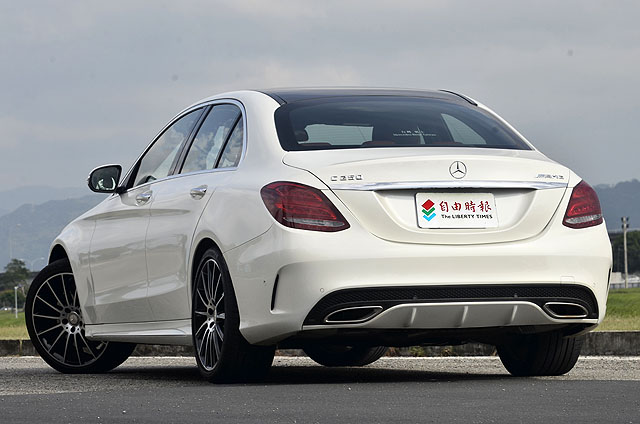 這輛C250 AMG Line試駕車的排氣尾管採左右雙邊出設計，後保險桿下方分流器部分與車身同色處理，營造出有別於C-Class其他低階車型的個性跑格。