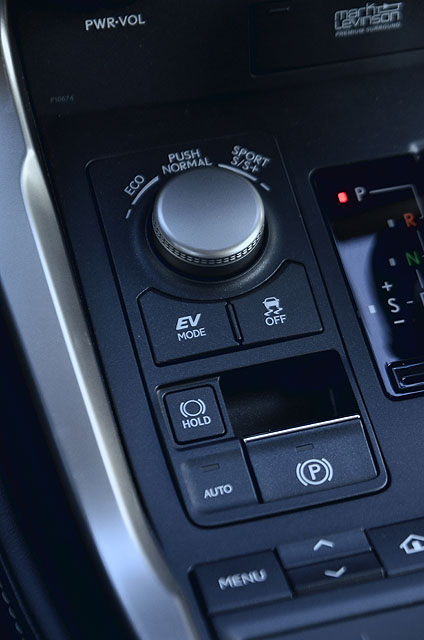 Lexus 油電車必備的智能多重駕馭模式，可以帶給車主不同的行車樂趣。