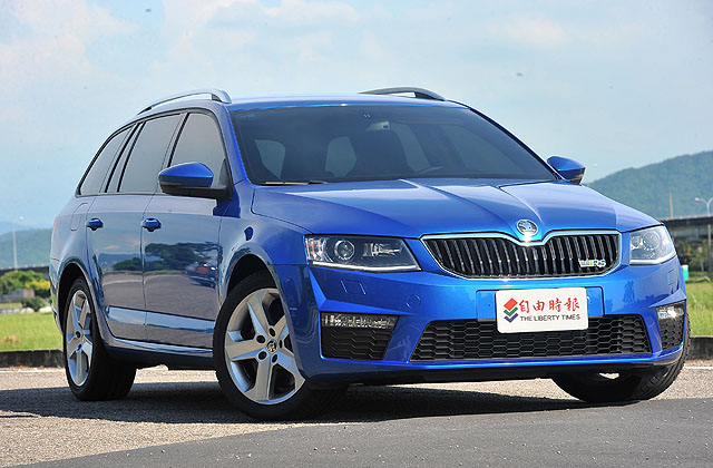 全新一代Škoda Octavia Combi vRS，總代理利奔汽車導入了配置2.0 升汽柴油引擎車型（本車採2.0 TDI柴油動力），皆配置18吋鋁圈與225/40R18跑車胎，提供兼顧實用與性能的個性買家兩種不同的動力選擇。