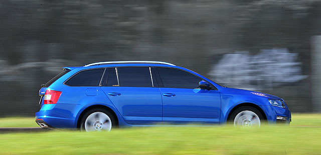 本車0～100公里／時加速需時8.3秒，跟第7代福斯Golf系出同源的MQB底盤平台，懸載設定也和Golf GTI一樣明快紮實，操控反應十分矯健，蹬到窟窿時的回饋也不會過於死硬，兼顧行路舒適性的需求。