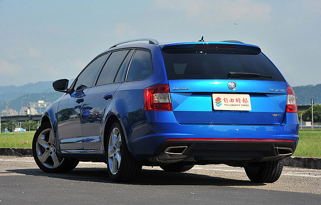 車尾簡潔俐落的線條沒有太多矯飾，後保桿下半黑色分流器兩側的梯形排氣尾管，透露出不凡的性能氣勢。