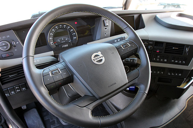 Volvo的Dynamic Steering智慧型動態轉向系統，轉動方向盤時毫不費力，除了能讓駕駛者更容易掌握外，也能夠降低職業傷害的可能。