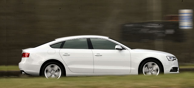 35 TFSI入門動力的A5 Sportback由靜止加速至時速百公里需要8.4秒，儘管沒有採用quattro全時4驅系統與S tronic雙離合器變速箱，駕馭起來依舊穩健俐落，擁有不俗的操控樂趣。