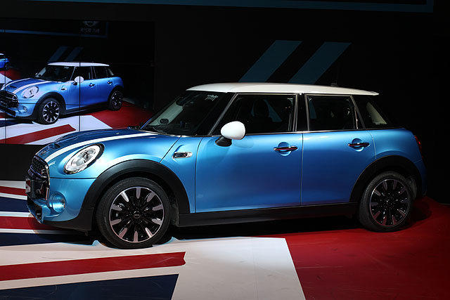 在多了兩門之後，MINI 5門的車長逼近4米，車內空間也有所增長。