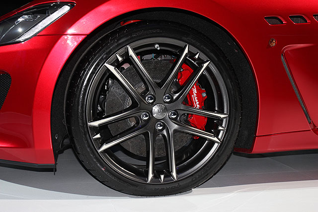 鋁圈中心蓋採用百年慶典徽飾，並搭載Brembo陶瓷碳纖維煞車系統。
