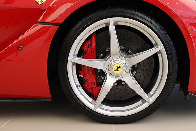 煞車系統來自Brembo，碟盤為CCM碳陶瓷材質打造，輪胎則是採用Prelli P-Zero，前265/30R19後345/20R20。