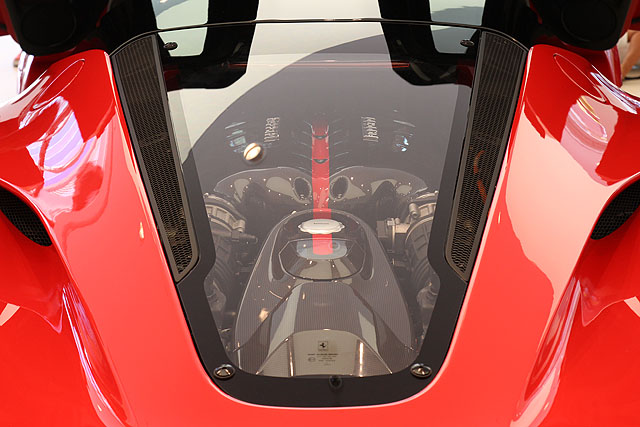 LaFerrari搭載一具6.2升V12自然進氣引擎，在加上源自於F1的HY-KERS系統，總效馬力可達963匹，每公里二氧化碳排放量僅330克。
