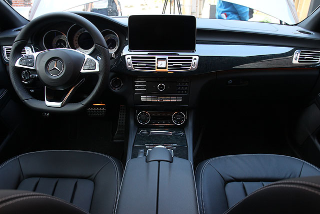 CLS-Class全車系皆標配有停車輔助套件，也包含了360度環景攝影機，同時將中央控台上的螢幕提升至8吋高解析度。