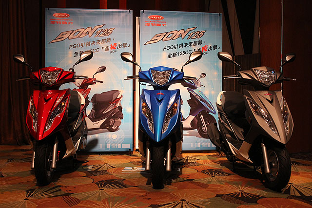 BON 125車色共有深銀紅、靚藍、星鑽灰（左至右）及尊爵黑和雪白五種選擇。