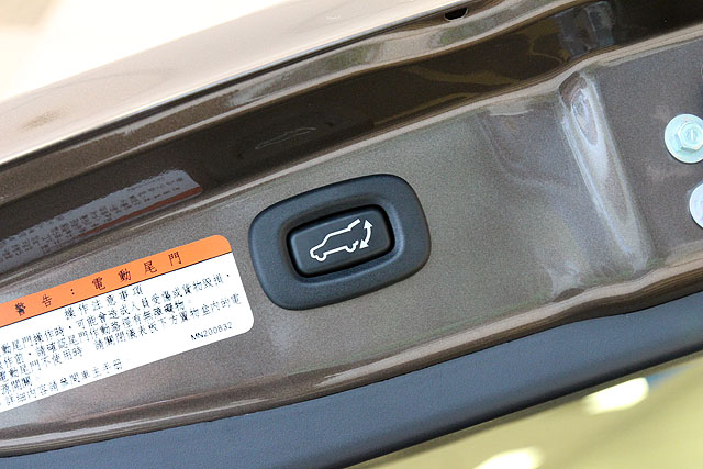 電動尾門在OUTLANDER上也看得到，車內也有控鍵可控制開閉。