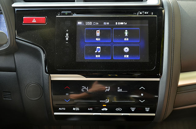 這輛69.9萬的頂級S車型，配置Display Audio觸控式先端通訊音響系統，具有類似平板電腦的黑色電容式觸控面板，結合手機藍芽免持操作、i-MID行車電腦、智慧型手機APP連線操作等功能。