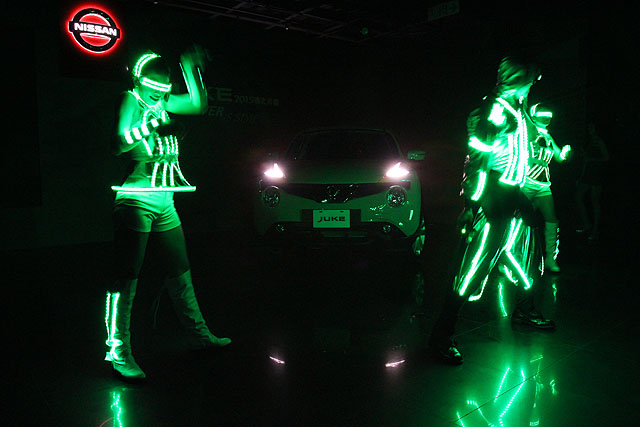2015年式的Nissan Juke發表會特別選在信義區HIVE Club舉辦，並以聲光效果十足的LED熱舞做為開場，呼應其年輕與個性化的產品特色。