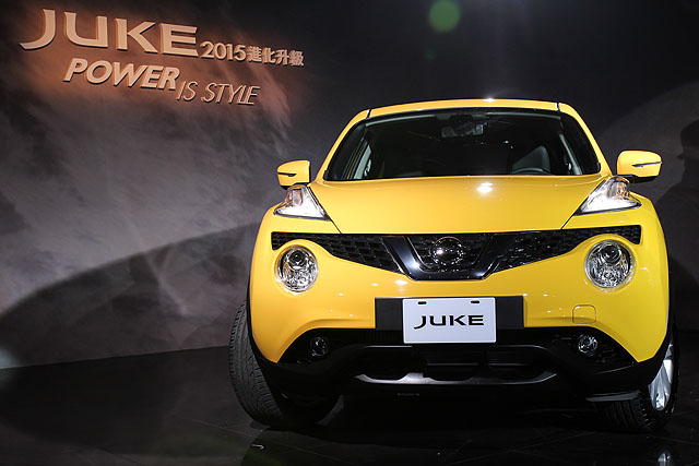 2015年式Juke的車頭最大的變化，就是侵掠馭光輔助燈的造型改變了，頭燈也導入了投射式魚眼設計，另外上圖的熾豔黃為2015年全新車色。