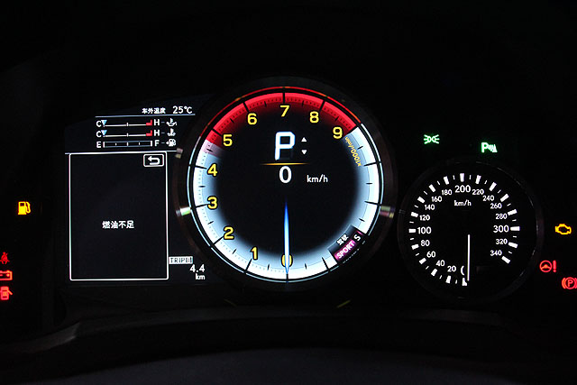 RC F的單環式賽車儀表板，除有基本行車資訊外，還能顯示G值與單圈時間。