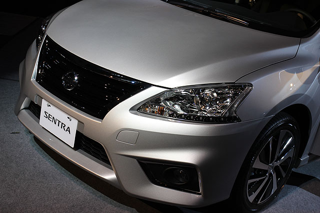 Sentra aero的前保桿造型更加霸氣，霧燈也以鍍鉻飾條點綴，呈現出高質感。