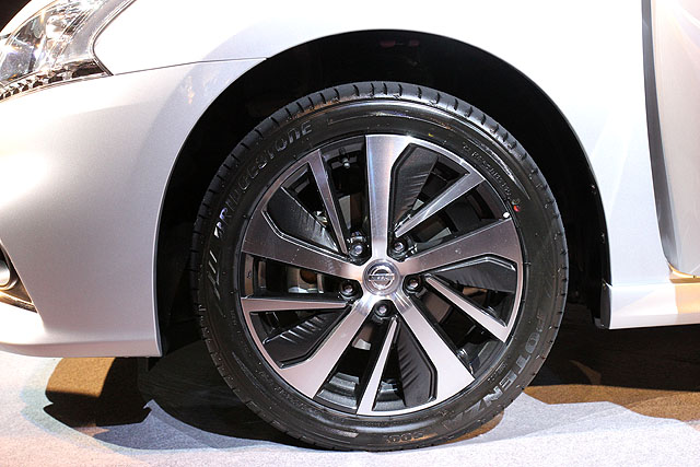 Sentra aero全車系皆搭載17吋的鋁圈，並施以黑銀雙色塗裝，營造出動感效果。
